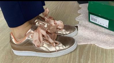 Zapatillas Puma Basket rosas con lazo de mujer