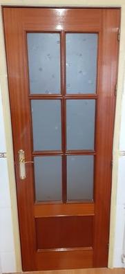 Una manilla puerta interior con placa ciega, de acero inoxidable pulido  abertura derecha