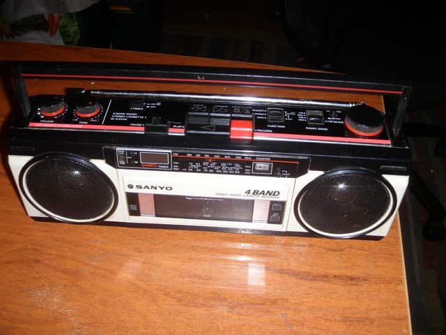 radio cassette sanyo de segunda mano por 75 EUR en Boo de Pielagos en WALLAPOP