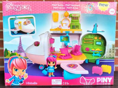 Un microondas de juguete rosa con un pomo de colores en la parte delantera.