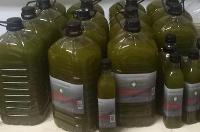 Aceite de oliva virgen extra de primera prensa en frío. Stock