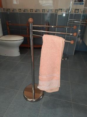 Accesorios de pie metálicos para el baño; toalleros, portarrollos y  escobillas