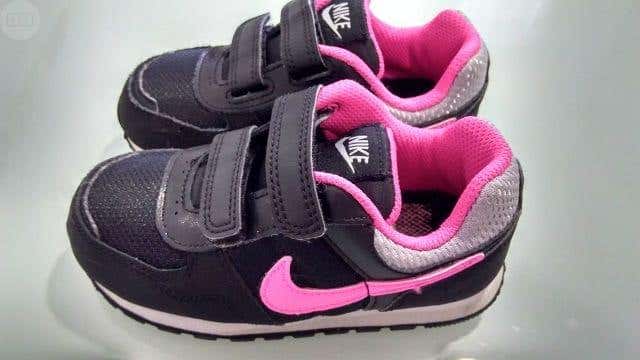 Milanuncios - Dos pares de zapatillas talla 25