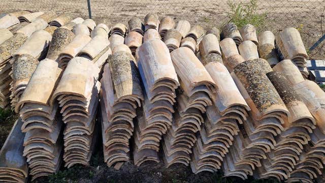 Milanuncios - Lote tejas barro curvas antiguas