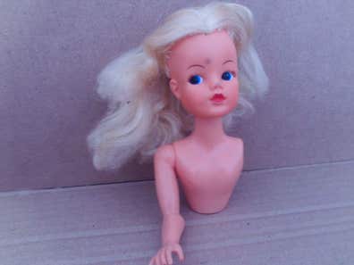 Poupée Sindy Florido Espagne Rousse Avec Tenue - Vintage