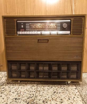 Tocadiscos. Radio en mueble. Equipo completo de radio y tocadiscos.  Emblemático mueble años 60-70.