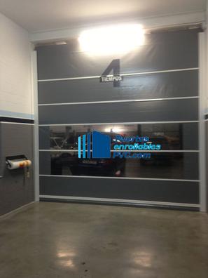Mecanismo de persiana enrollable en un taller industrial puertas