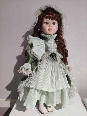 Milanuncios Muneca de porcelana antigua con peana