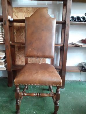 Silla de madera con patas torneadas asiento de madera.