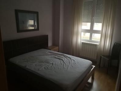 Dormitorio 1652 con cama alta y escritorio debajo en blanco y roble