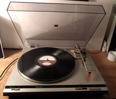 Hay un giradiscos Technics SL-100 de color rojo y es precioso.