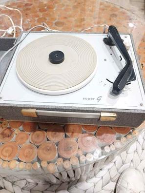 Antiguo tocadiscos portátil, discos de vinilo, soporte de juego