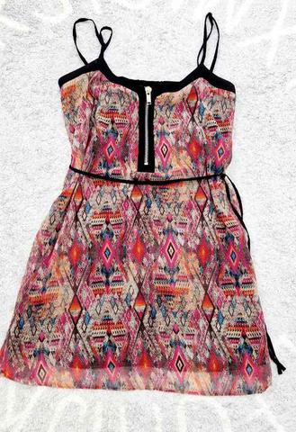 Vestido hombreras online stradivarius