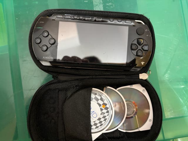 Milanuncios - PSP Sony negra con funda y juegos