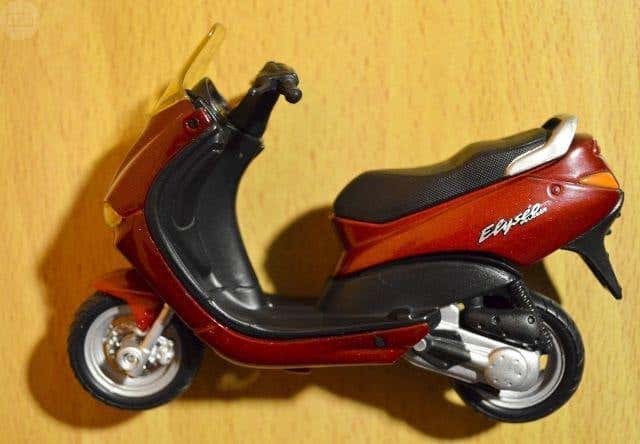 MAISTO　バイクミニカー　PEUGEOT　ELYSEO１２５＆フィギュア Lastdodo Elyseo Peugeot 125 MAISTO バイクミニカー PEUGEOT