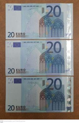 Billetes de 20 euros y 20 dólares estadounidenses en manos para comparar