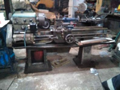 Torno de metal antiguo en el taller, metalurgia, máquinas herramientas
