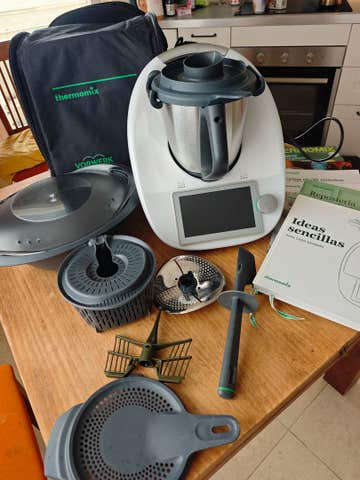 Thermomix TM6 con accesorios y bolso