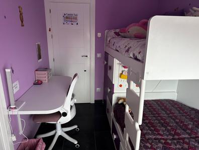 Moderno cuarto juvenil equipado con dos camas, escritorio y armario arce