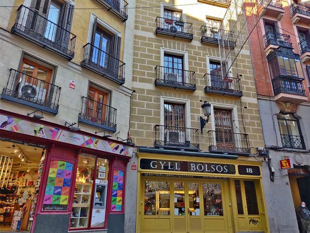 - Dependienta con inglés