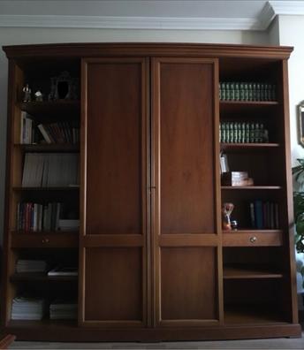 Librería clásica con puertas correderas