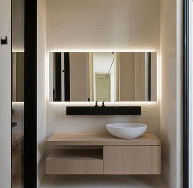 Baño con gran espejo retroiluminado y espejo de aumento con luz circular  integrada.…