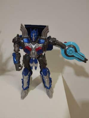 Transformers optimus prime que se transforma con la voz de segunda