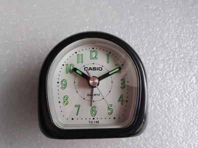 Reloj despertador Casio TQ-140. Agujas y números luminiscentes