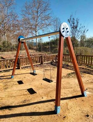 Columpio infantil fabricado en madera para uso exterior y jardín