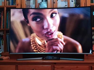 Samsung presenta una TV de pantalla curva que cuesta como una casa