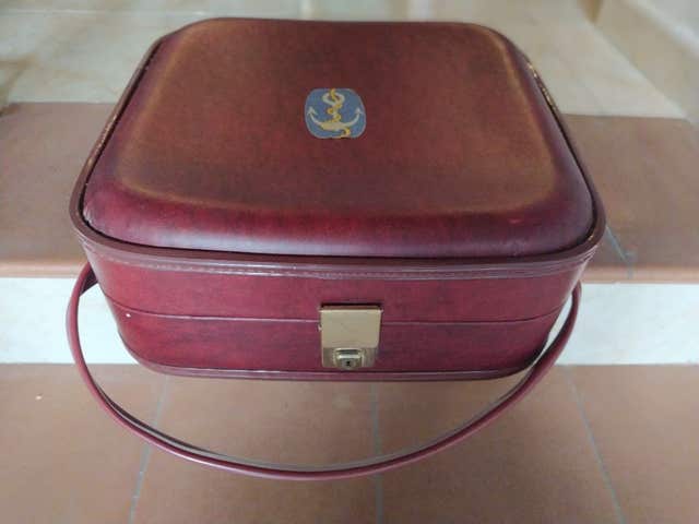 vendo maleta roja cuadrada