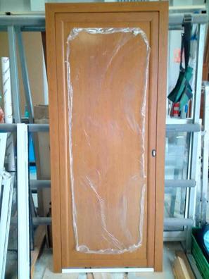 Imitaciones en madera al restaurar una puerta metálica