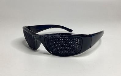 Gafas reticulares con agujeros para mejorar la visión.