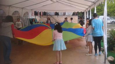 Juegos con paracaídas para niños en fiestas infantiles a domicilio