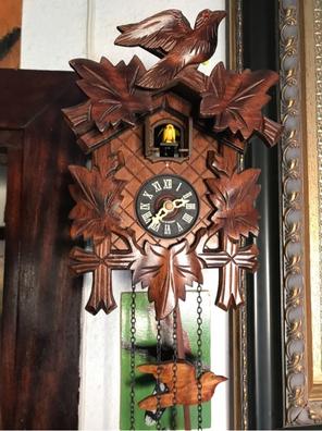 Reloj de cuco alemán marca SARS , máquina moderna y estilo antiguo.