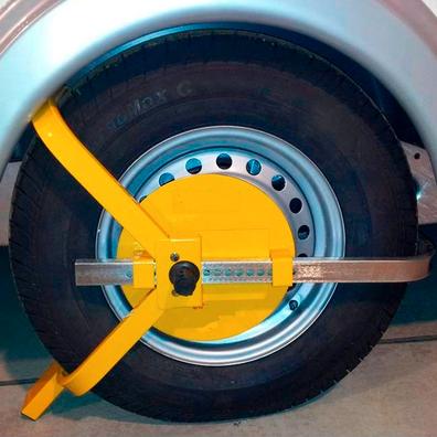 Cepo metálico con candado en rueda de coche. Stock Photo