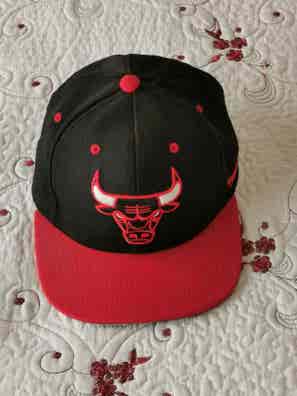 Uniforme Camiseta Bulls Mitad Negra Mitad Roja Gorras Chicago