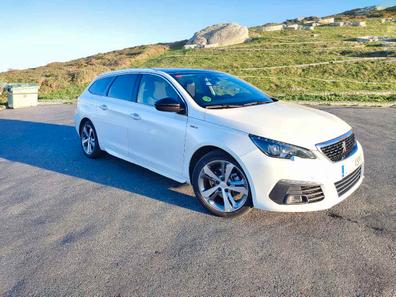 Viejo Auto De Hatchback Renault Megane Ii Nieve Estacionado En