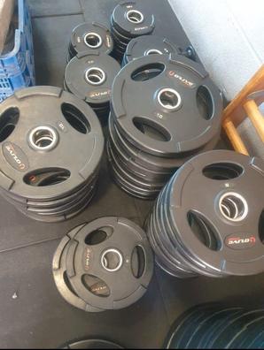 Discos para pesas / Discos para gimnasio de diferentes colores tamaños y  pesos foto de Stock