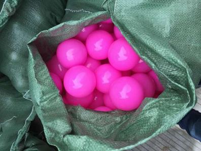 Parque infantil cubierto con bolas de plástico de colores para niños.