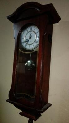 Un reloj de pared da campanadas a la hora en punto hotsell