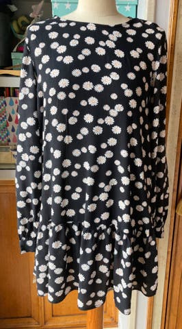 Milanuncios Vestido Stradivarius negro con flores