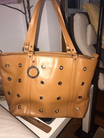 Milanuncios Bolso grande en camel marca Guess