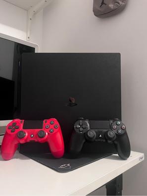 Consola PS4 slim 2tb + 2 mandos de segunda mano por 150 EUR en Las Rozas de  Madrid en WALLAPOP