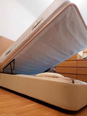 Canapé de madera de Muebles Cotino con patas altas ideal para el uso de  robots de limpieza