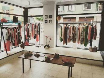 Percheros para Tiendas de Ropa  Muebles para colgar ropa, Muebles para  tienda, Muebles de diseño industrial