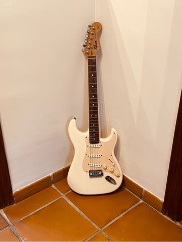 Guitarra FENDER (SQUIER) STRATOCASTER