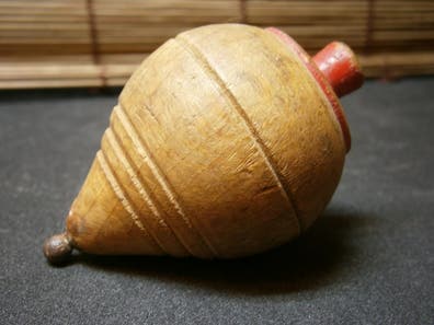 SUPVOX Peonzas De Madera Retro Con Cuerda – Juego Tradicional De Giroscopio Con Diseño Llamativo Y Resistente, Diversión Nostálgica Para Todas Las Edades