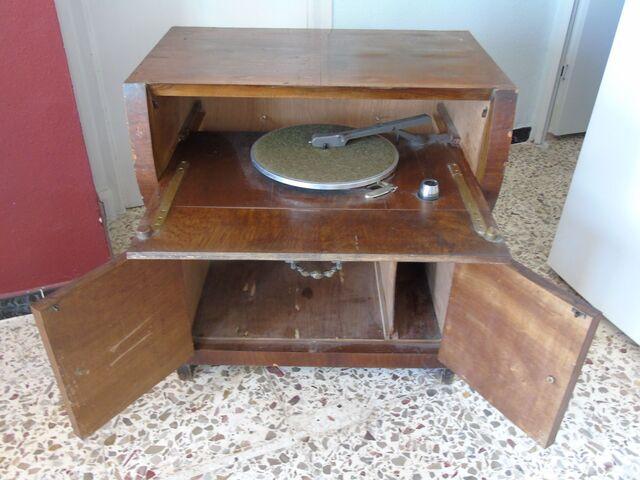 Mueble tocadiscos antiguo