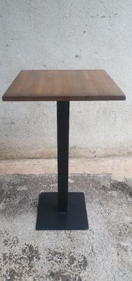 Conjunto mesa alta y taburetes Mod. CAFÉ. Fabricado en madera acabado roble  y estructura metálica.